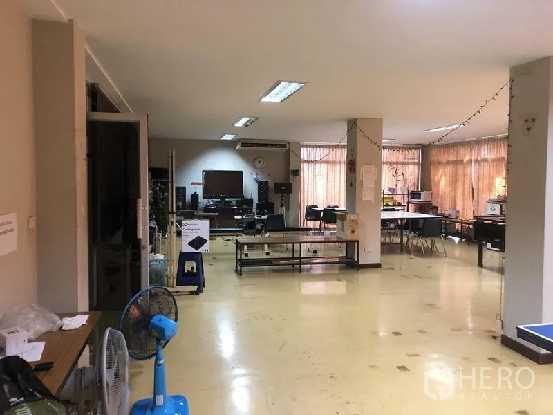 คลังสินค้า ให้เช่าในSaphan Sung, Bangkok - พื้นที่สำนักงานชั้นล่าง มีโต๊ะทำงาน หน้าต่าง และไฟฟลูออเรสเซนต์