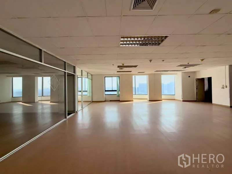 办公空间 出租在Chatuchak, Bangkok - 开放工位区，镜面玻璃会议室与多扇大窗引入自然采光。