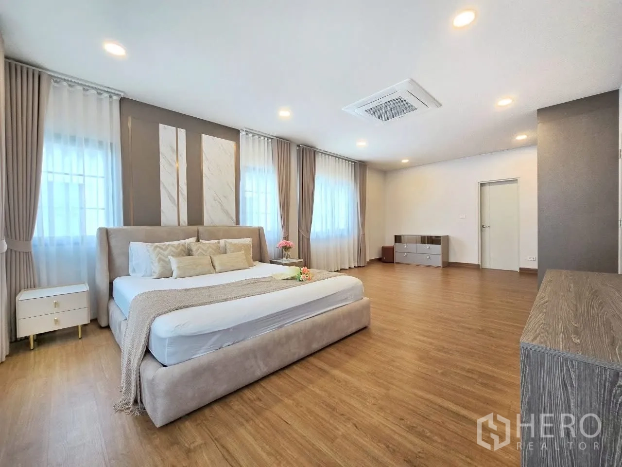 独栋房屋 for rent in Bang Phli, Samut Prakan - 大卧室，特大床与宽阔活动空间