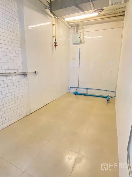 พื้นที่ขายปลีก ให้เช่าในWatthana, Bangkok - มุมงานระบบของร้าน ผนังกรุกระเบื้องสีขาว เดินท่อน้ำและไฟส่องสว่าง.