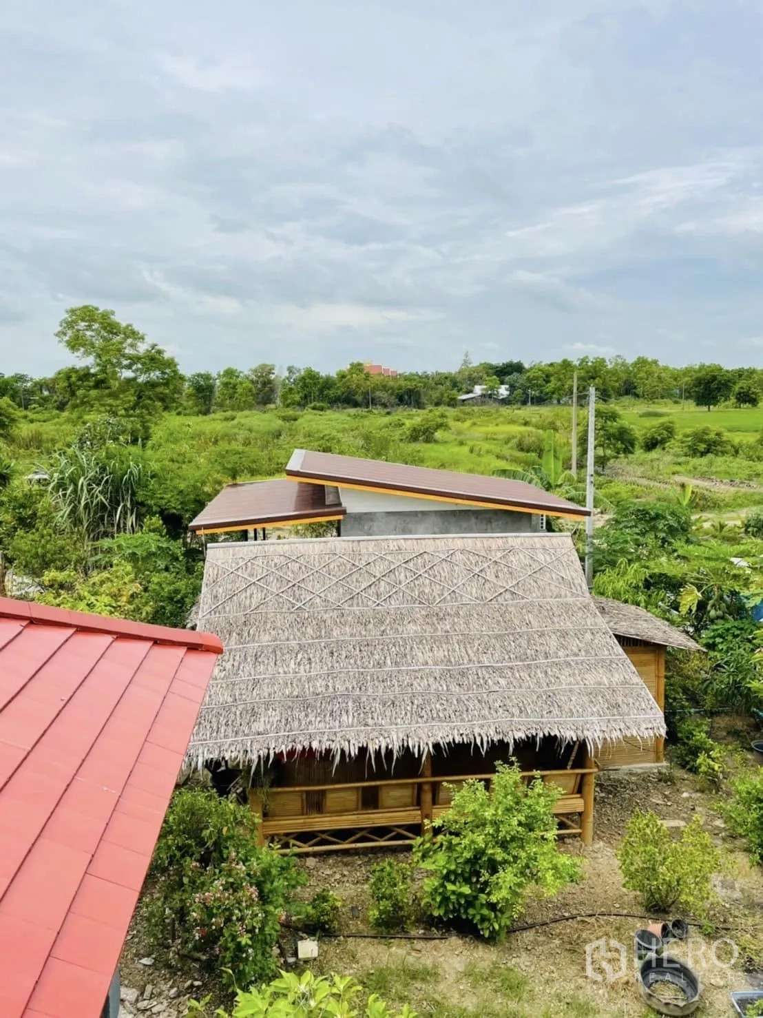 คลังสินค้า ให้เช่าหรือขายในPathum Thani - ศาลาไม้หลังคาหญ้าคา ท่ามกลางต้นไม้และสวน