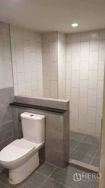 ทาวน์เฮาส์ ให้เช่าหรือขายในKhlong Toei, Bangkok - ห้องน้ำปรับปรุงใหม่พร้อมส่วนอาบน้ำแบบวอล์กอินและผนังกระเบื้อง
