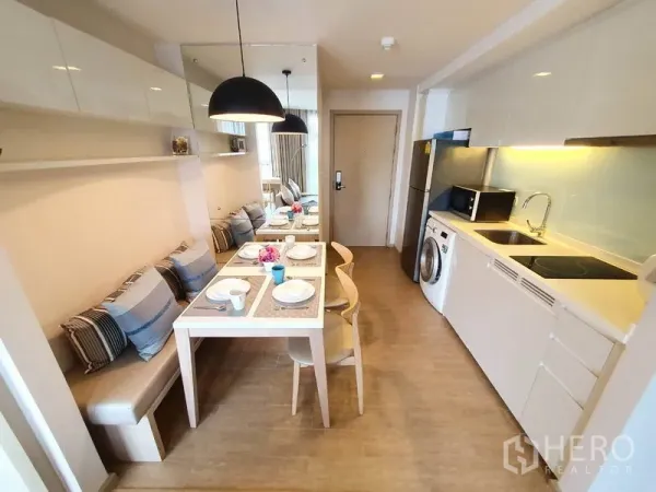 คอนโด ให้เช่าในWatthana, Bangkok - ครัวสมัยใหม่ขนาดกะทัดรัด ตู้สีขาว อ่างล้างจาน เตา ไมโครเวฟ และเครื่องซักผ้าในห้อง ติดกับโซนทานอาหาร