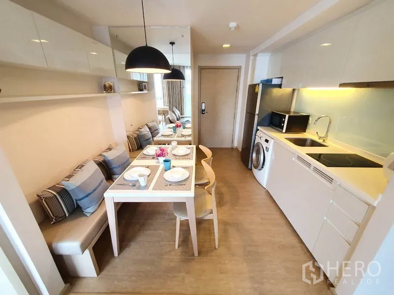 คอนโด ให้เช่าในWatthana, Bangkok - ครัวสมัยใหม่ขนาดกะทัดรัด ตู้สีขาว อ่างล้างจาน เตา ไมโครเวฟ และเครื่องซักผ้าในห้อง ติดกับโซนทานอาหาร