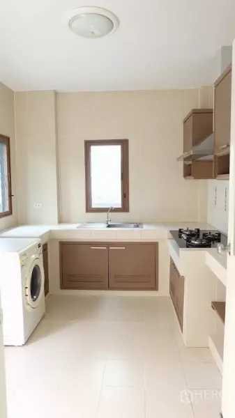 บ้าน ขายในBang Phli, Samut Prakan - ครัวบิลท์อิน ผนังกระเบื้อง เตาแก๊ส เครื่องดูดควัน อ่างล้างจาน และเครื่องซักผ้า