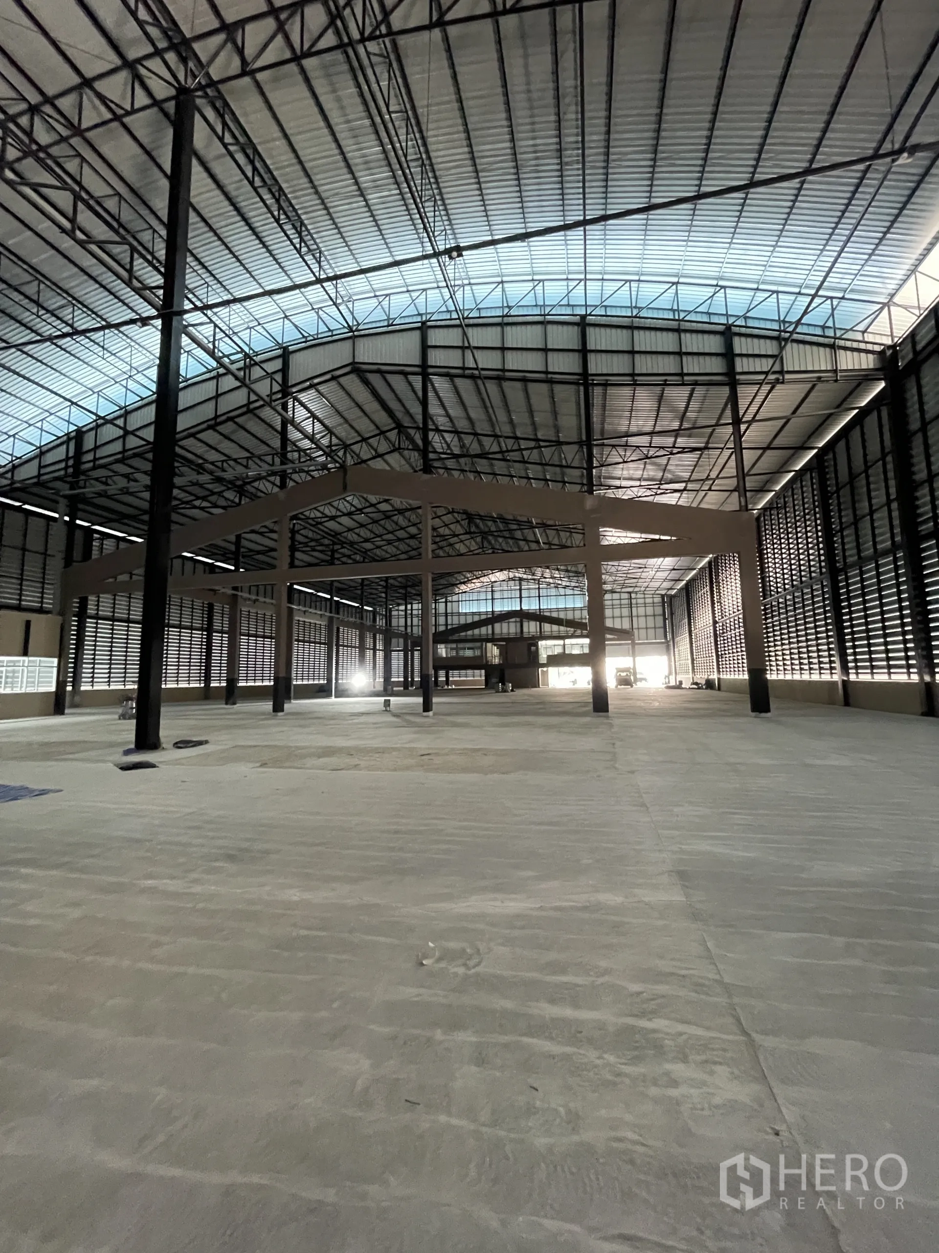 工厂 出租在Chon Buri - 加固混凝土地坪与屋脊采光带的开阔生产区