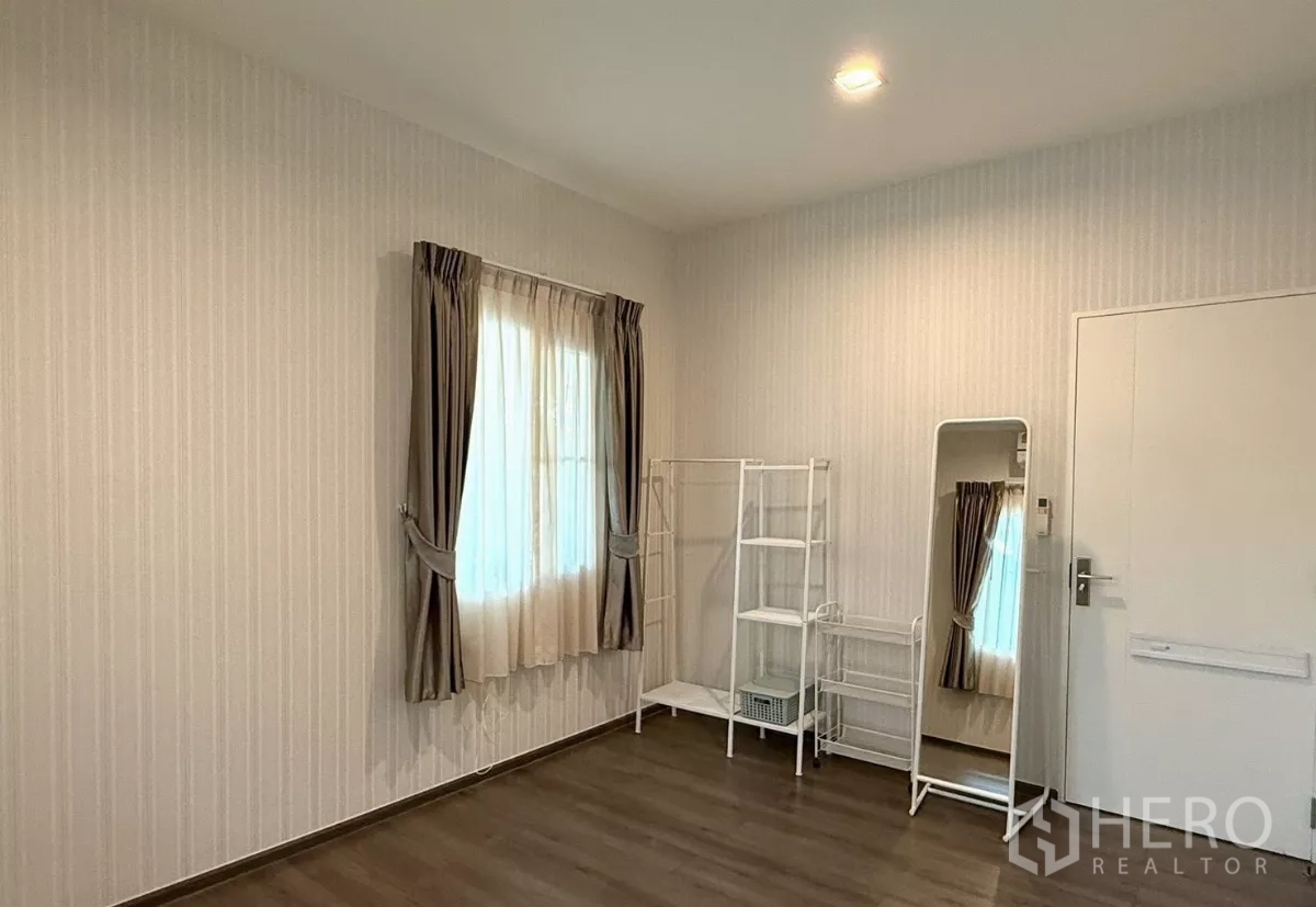 Detached House for rent in Prawet, Bangkok - Upstairs landing with doors to bedrooms and wood floors