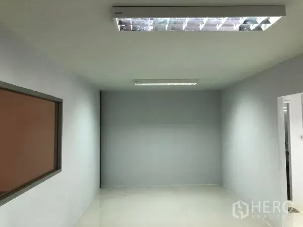 คลังสินค้า ให้เช่าในKhlong Luang, Pathum Thani - ห้องออฟฟิศภายในโกดัง มีหน้าต่างและโคมไฟฟลูออเรสเซนต์.