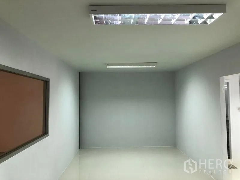 คลังสินค้า ให้เช่าในKhlong Luang, Pathum Thani - ห้องออฟฟิศภายในโกดัง มีหน้าต่างและโคมไฟฟลูออเรสเซนต์.