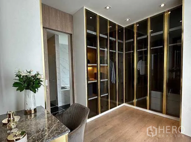 公寓 出售在Khlong Toei, Bangkok - 步入式衣帽间，通顶玻璃衣柜与大理石梳妆台。