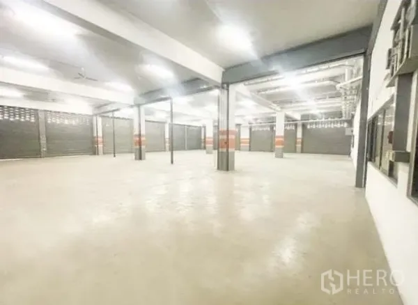 คลังสินค้า ให้เช่าในBang Phli, Samut Prakan - ภายในโกดังโล่ง พื้นคอนกรีต มีเสาและประตูม้วนหลายจุด พร้อมไฟ LED สว่าง