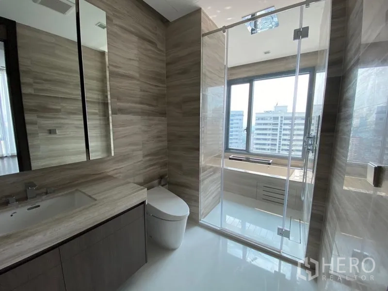 คอนโด ให้เช่าในKhlong Toei, Bangkok - ห้องน้ำตกแต่งลายหิน พร้อมห้องอาบน้ำกระจกและหน้าต่างมองเห็นอาคารเมือง