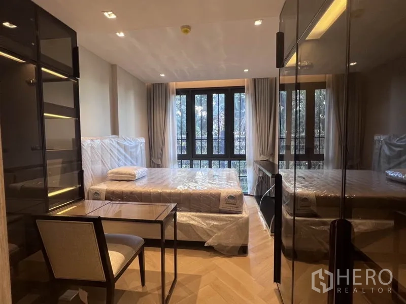 คอนโด ให้เช่าในKhlong Toei, Bangkok - ห้องนอนเตียงควีน หน้าต่างสูงจรดเพดาน และตู้เสื้อผ้าบานกระจก