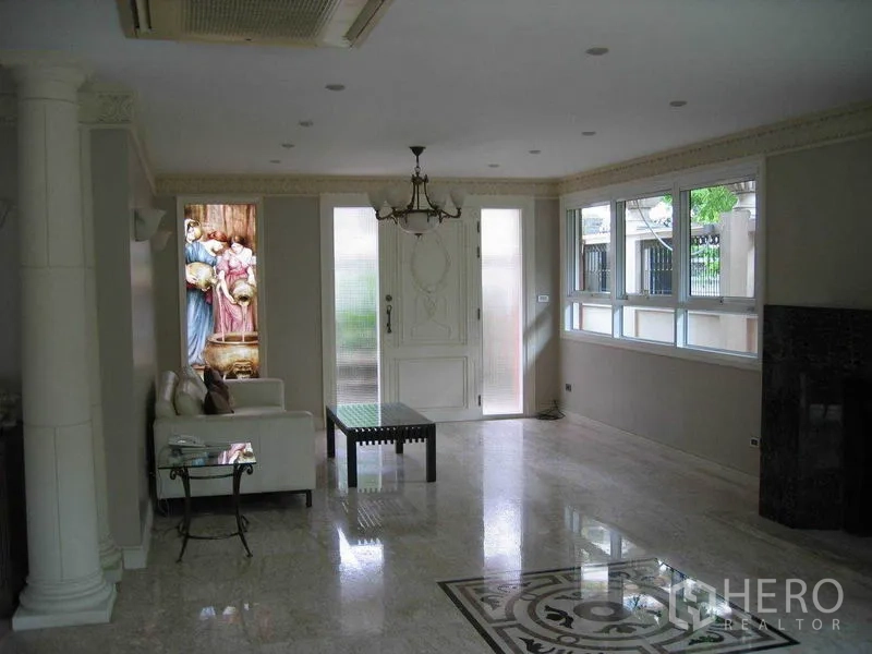 บ้าน ให้เช่าในWatthana, Bangkok - โถงทางเข้าพร้อมโคมระย้า พื้นหินอ่อน และกระจกตกแต่งข้างประตู