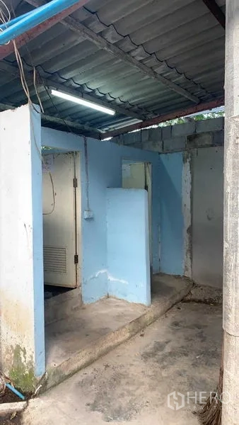 工厂 出租在Nakhon Pathom - 厂内员工卫生间，蓝色墙面与金属顶棚。