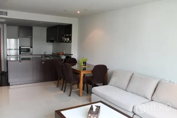 房间 出租在Bang Rak, Bangkok - 开放式客厅，设沙发、餐桌和吧台厨房。