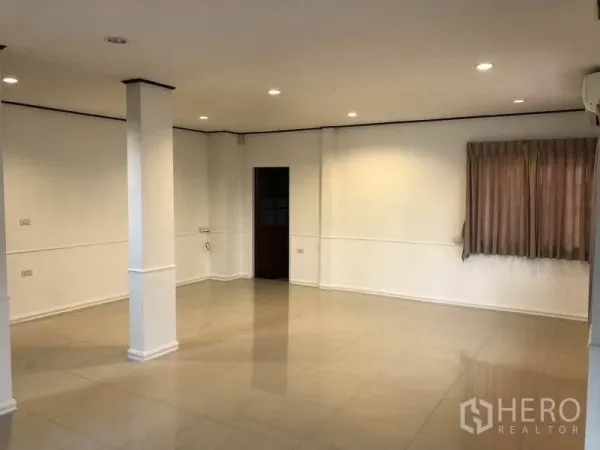 Detached House for rent - Spacious open-plan living room with columns, recessed lighting and window curtains.