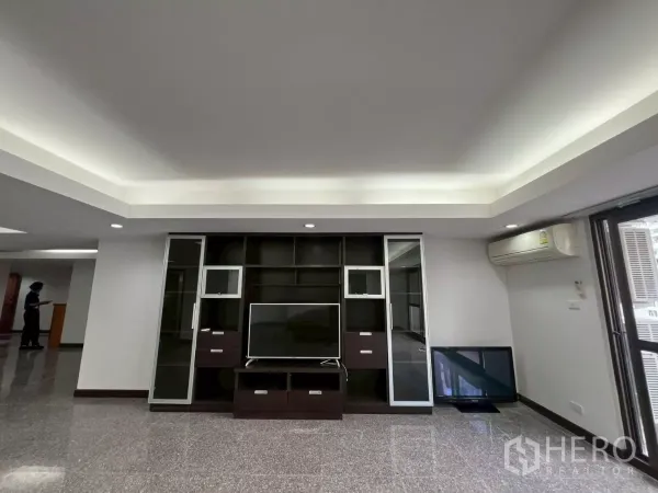 คอนโด ให้เช่าในWatthana, Bangkok - พื้นที่นั่งเล่นแบบโอเพ่นพร้อมตู้บิลท์อินทีวี ไฟหลืบเพดาน และเครื่องปรับอากาศในคอนโดเขตวัฒนา