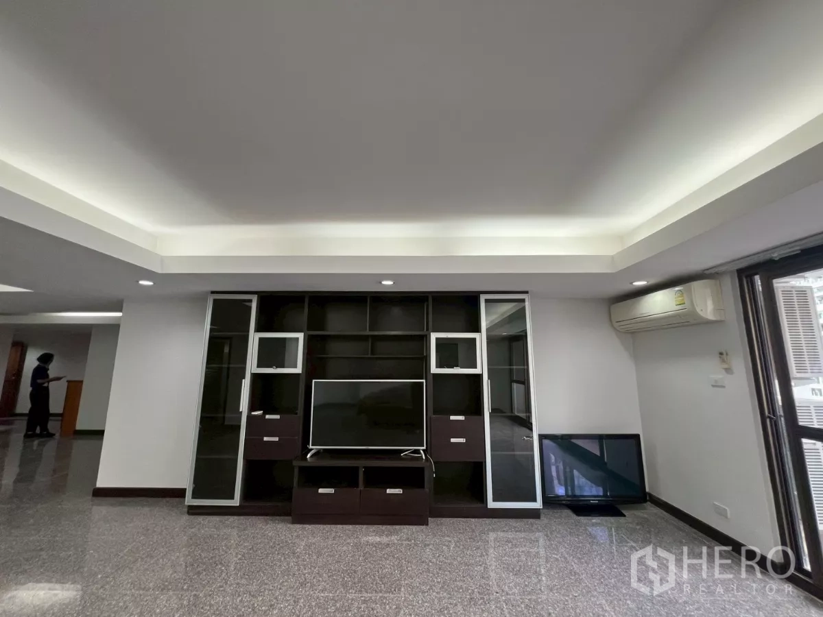 คอนโด ให้เช่าในWatthana, Bangkok - พื้นที่นั่งเล่นแบบโอเพ่นพร้อมตู้บิลท์อินทีวี ไฟหลืบเพดาน และเครื่องปรับอากาศในคอนโดเขตวัฒนา