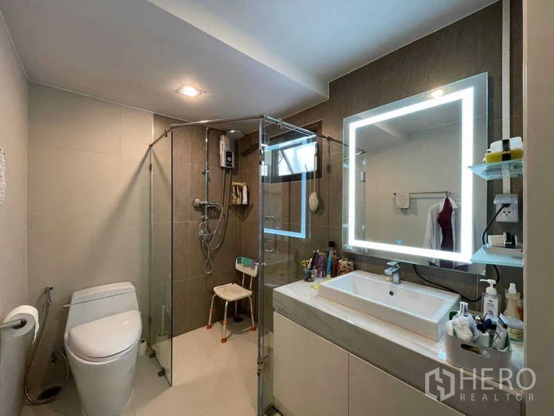 带办公室的家 出租在Watthana, Bangkok - 现代卫浴，玻璃淋浴间与发光镜柜台