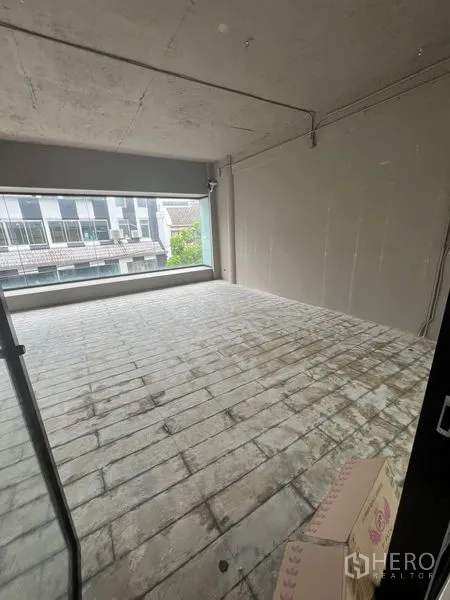 零售空间 出租在Watthana, Bangkok - 后部空间方正，大幅景观窗与裸露混凝土天花