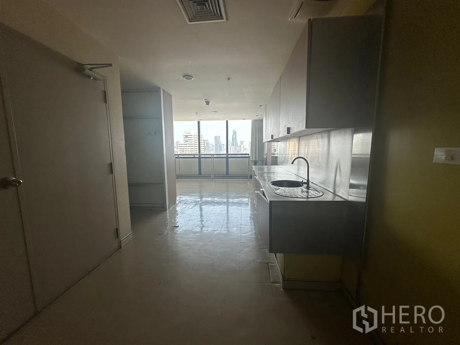 สำนักงาน ให้เช่าในKhlong Toei, Bangkok - โถงแพนทรี่ อ่างล้างจานสเตนเลสและหน้าต่างเห็นวิวกรุงเทพฯ