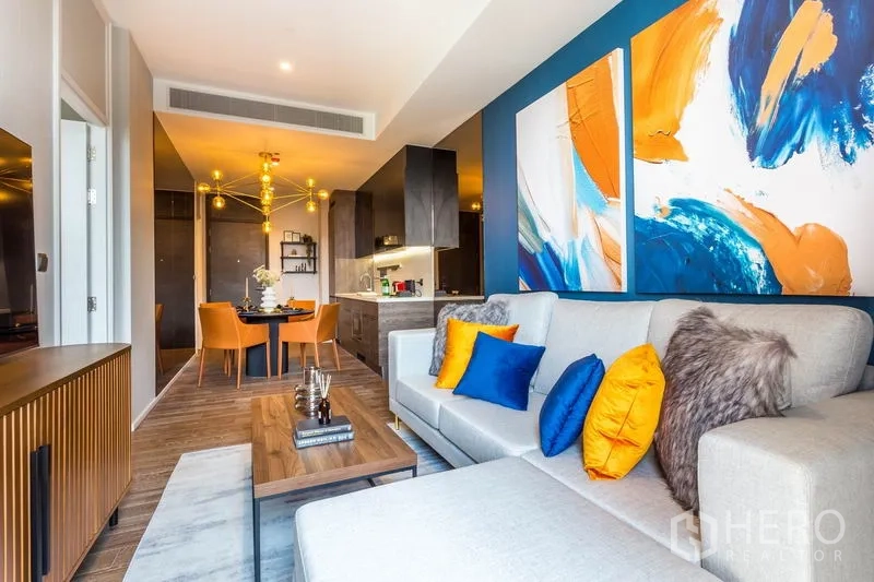 คอนโด ให้เช่าหรือขายในPathum Wan, Bangkok - โซนอยู่อาศัยร่วมสมัยพร้อมงานศิลป์สีสัน โซฟา และครัว-ทานอาหาร ในคอนโดกรุงเทพฯ