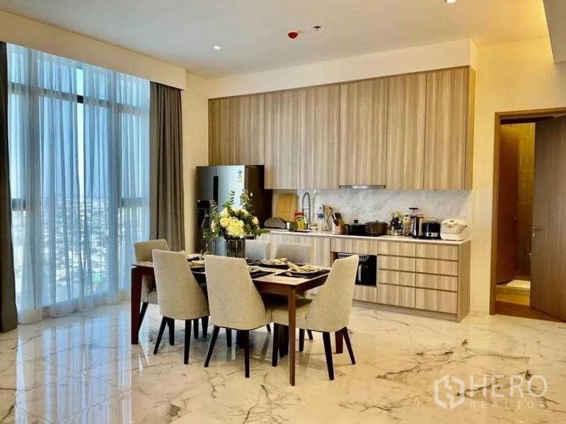 公寓 出售 - 开放式厨房与餐区，仿大理石地面、落地窗与木纹柜体。