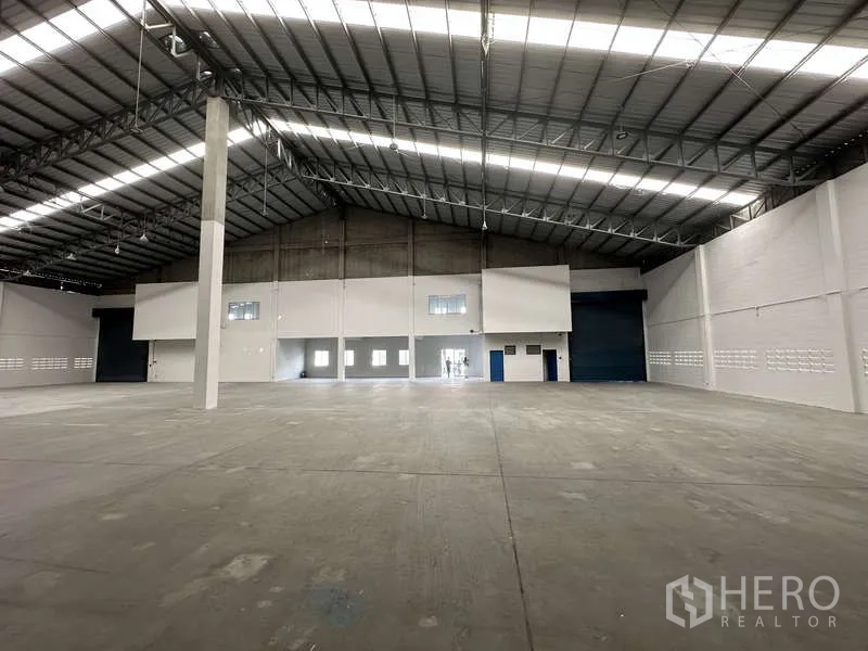 工厂 出租在Khlong Luang, Pathum Thani - 厂房前墙，可见双夹层办公室与集装箱高度卷门。