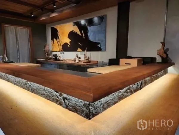 พื้นที่ขายปลีก ให้เช่าในWatthana, Bangkok - เคาน์เตอร์ต้อนรับ/บาร์ไม้ฐานหินบรรยากาศอบอุ่น