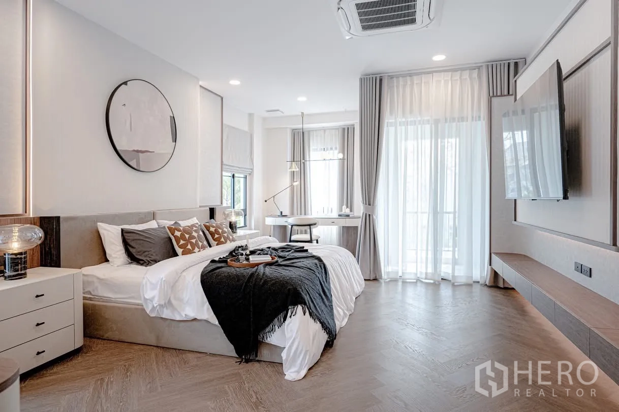 บ้านเดี่ยว for rent in Saphan Sung, Bangkok - ห้องนอนกว้าง หน้าต่างบานใหญ่ ผ้าม่านโปร่ง มุมโต๊ะทำงาน และแอร์แขวนฝ้า
