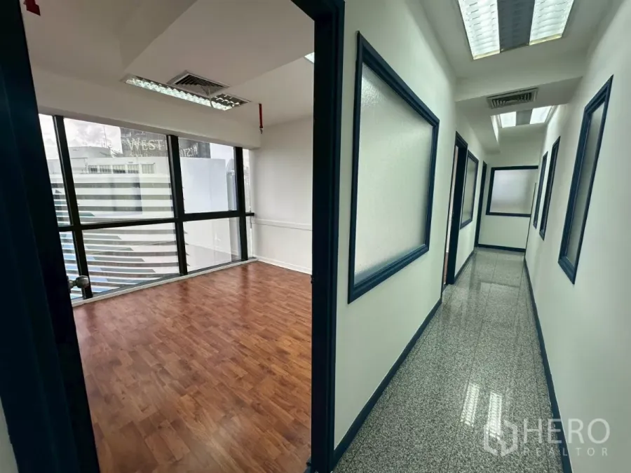 สำนักงาน ให้เช่าในKhlong Toei, Bangkok - โถงทางเดินไปยังห้องกระจกมองเห็นวิวเมือง