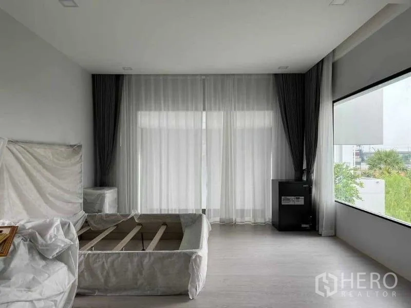 บ้าน ให้เช่า - ห้องนอนมุมสว่าง ผ้าม่านโปร่งและหน้าต่างบานใหญ่.