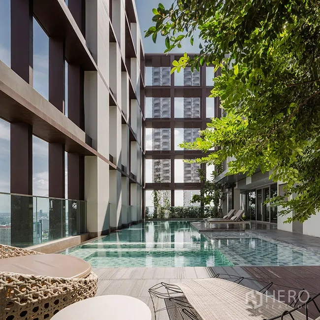 คอนโด ให้เช่าในKhlong Toei, Bangkok - สระว่ายน้ำดาดฟ้าพร้อมซันเด็คและวิวเมืองของคอนโดมิเนียม