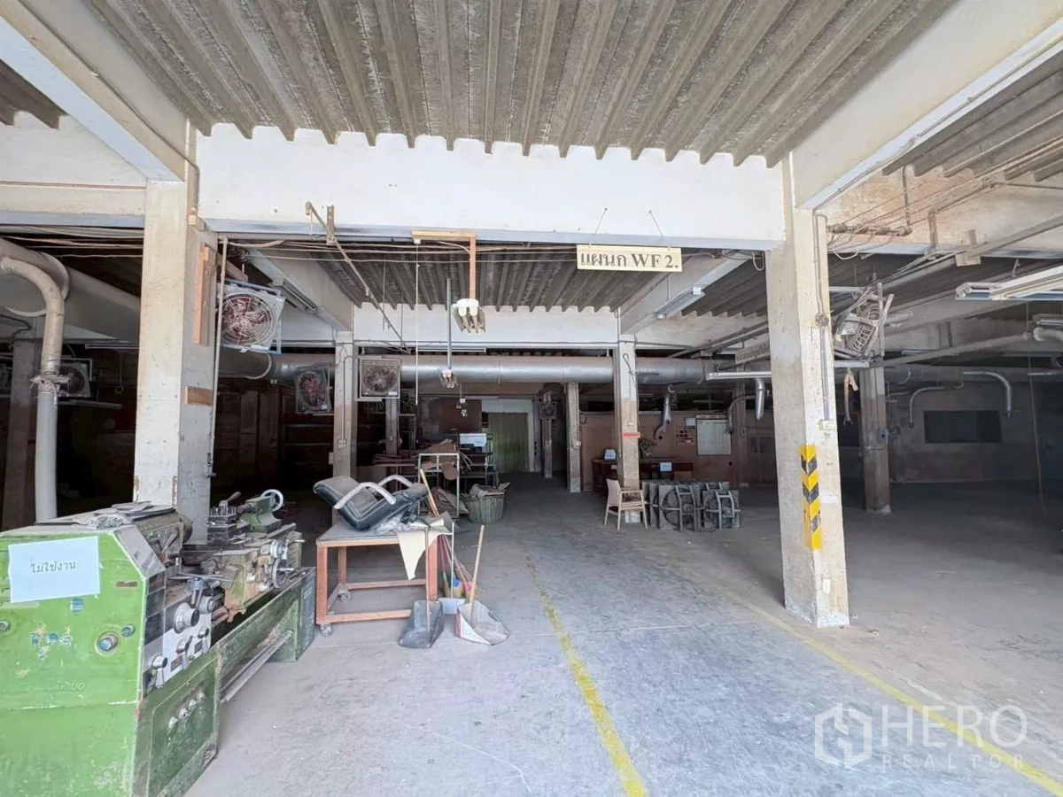 工厂 出租或出售在Bang Khun Thian, Bangkok - 大型车间区，混凝土立柱、除尘管道与工作台。