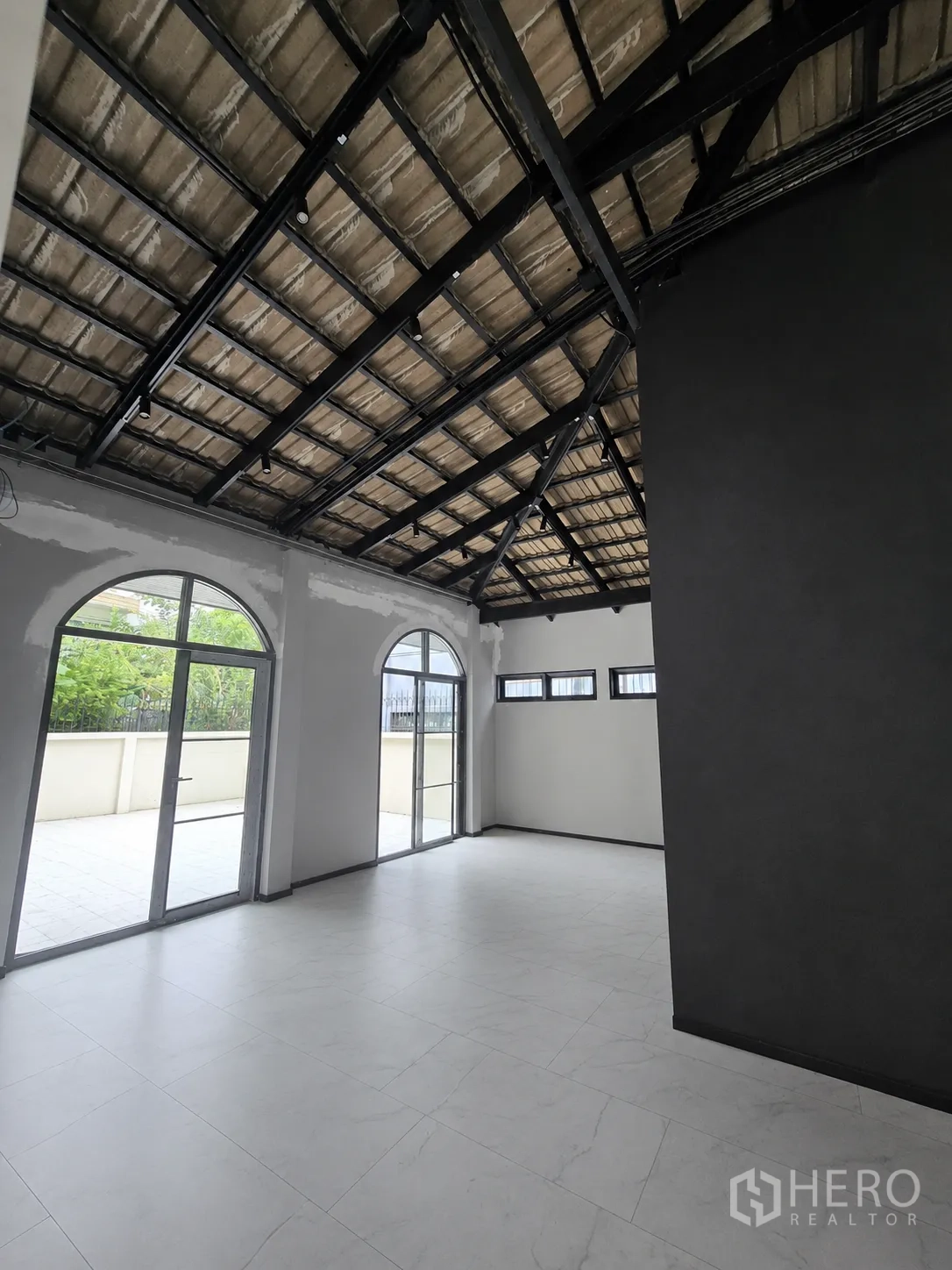 โฮมออฟฟิศ for rent in Phra Khanong, Bangkok - ห้องสว่างมีประตูกระจกโค้งเปิดสู่ลาน พร้อมเพดานโชว์คาน