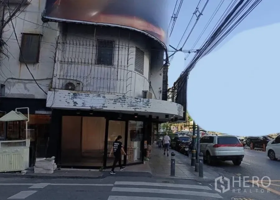 พื้นที่ขายปลีก ให้เช่าในWatthana, Bangkok - ภาพหน้าร้านห้องมุมติดถนนใหญ่ทองหล่อ หน้ากระจกกว้าง