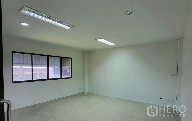 货栈 出租在Sam Phran, Nakhon Pathom - 仓库内空置办公室，带窗户和日光灯照明