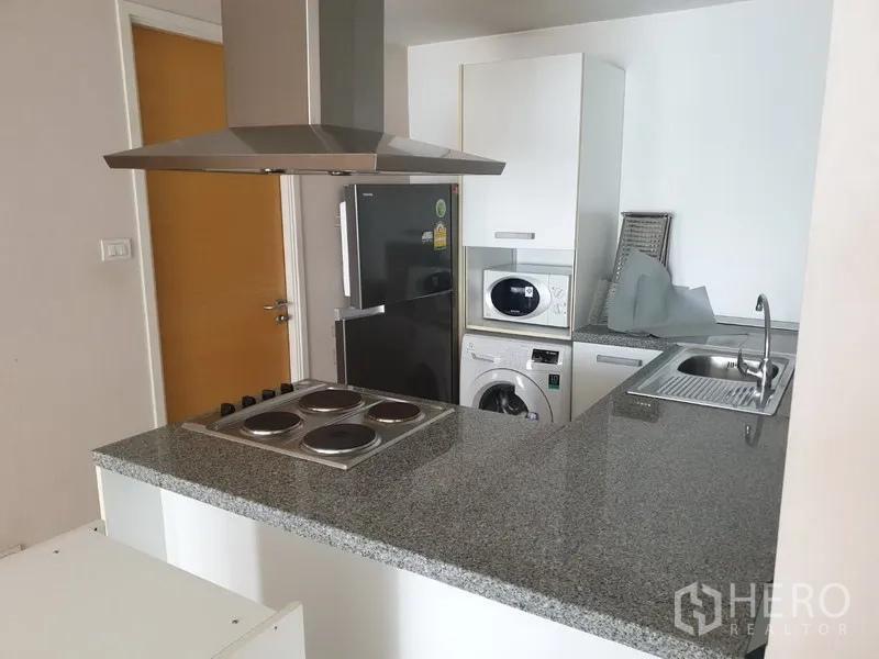 คอนโด ให้เช่าหรือขายในWatthana, Bangkok - ครัวเปิดท็อปหินแกรนิต เตาไฟฟ้าพร้อมเครื่องดูดควัน ตู้เย็น อ่างล้างจาน และเครื่องซักผ้า