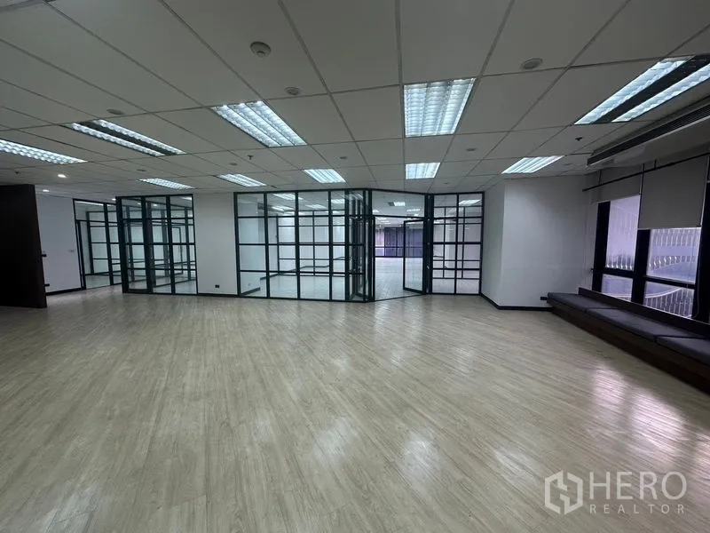 办公空间 出租在Din Daeng, Bangkok - 面向多间玻璃隔断房间的开放协作空间。