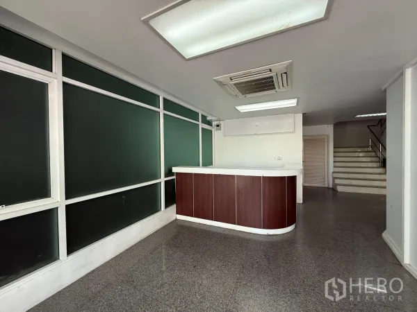 Office Space for rent in Bueng Kum, Bangkok - Ground-floor lobby featuring a reception counter and staircase.