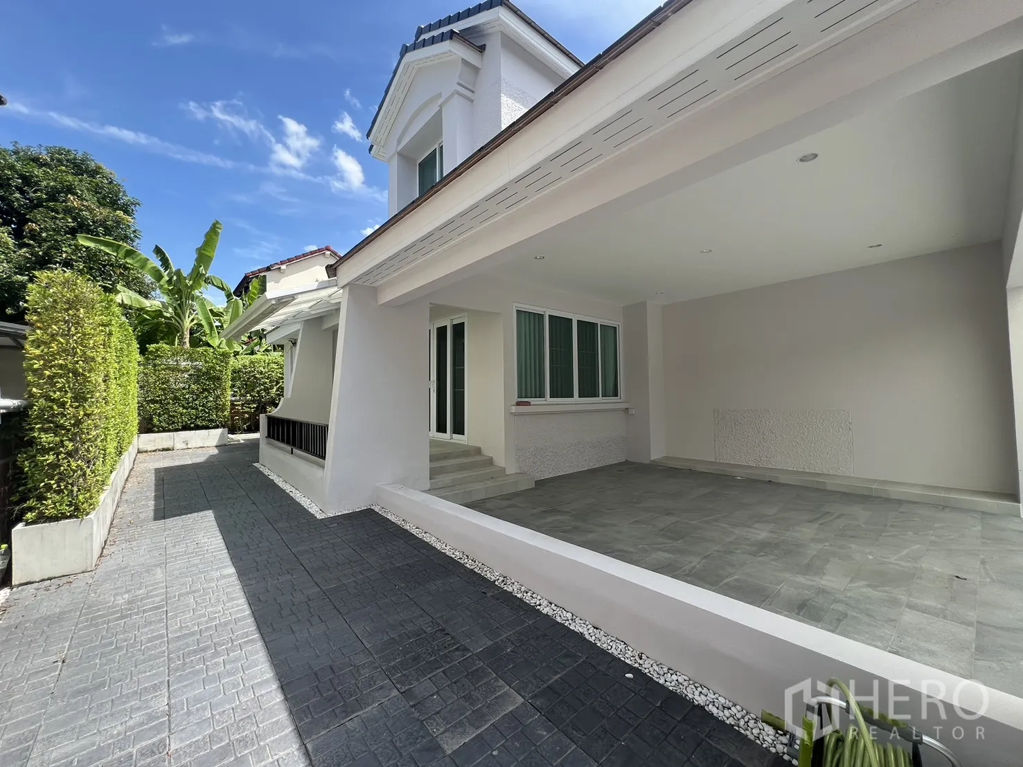 独立式住宅 出租在Mueang Samut Prakan, Samut Prakan - 有顶车棚与侧边步道，私密绿篱相伴。