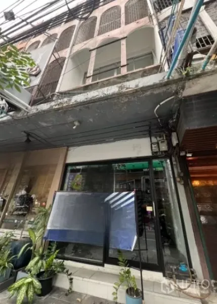 อาคารพาณิชย์ ให้เช่าในWatthana, Bangkok - ด้านหน้าอาคารพาณิชย์ 3 ชั้น กระจกติดถนน พร้อมระเบียง บรรยากาศคึกคักย่านทองหล่อ