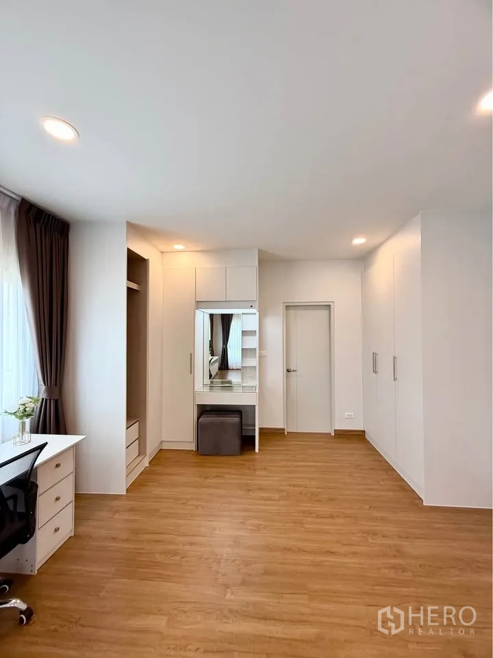 Detached House for rent in Bang Phli, Samut Prakan - Dressing area with built-in closets and a vanity with mirror.