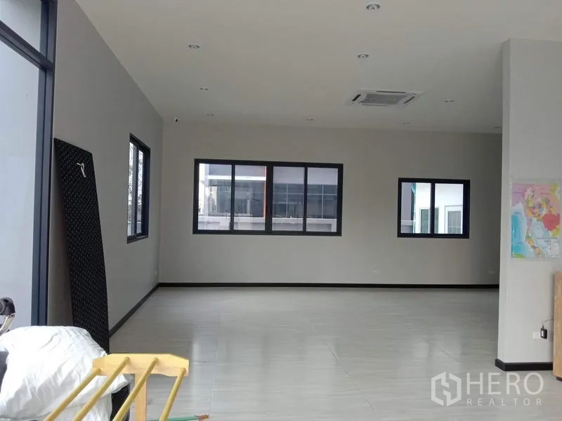 โรงงาน ให้เช่าหรือขายในLam Luk Ka, Pathum Thani - โถงสำนักงานกว้าง พื้นกระเบื้องและหน้าต่างหลายบาน