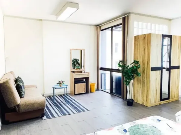 带办公室的家 出租在Khlong Toei, Bangkok - 采光充足的多功能房，配沙发、衣柜、梳妆台和大窗户。