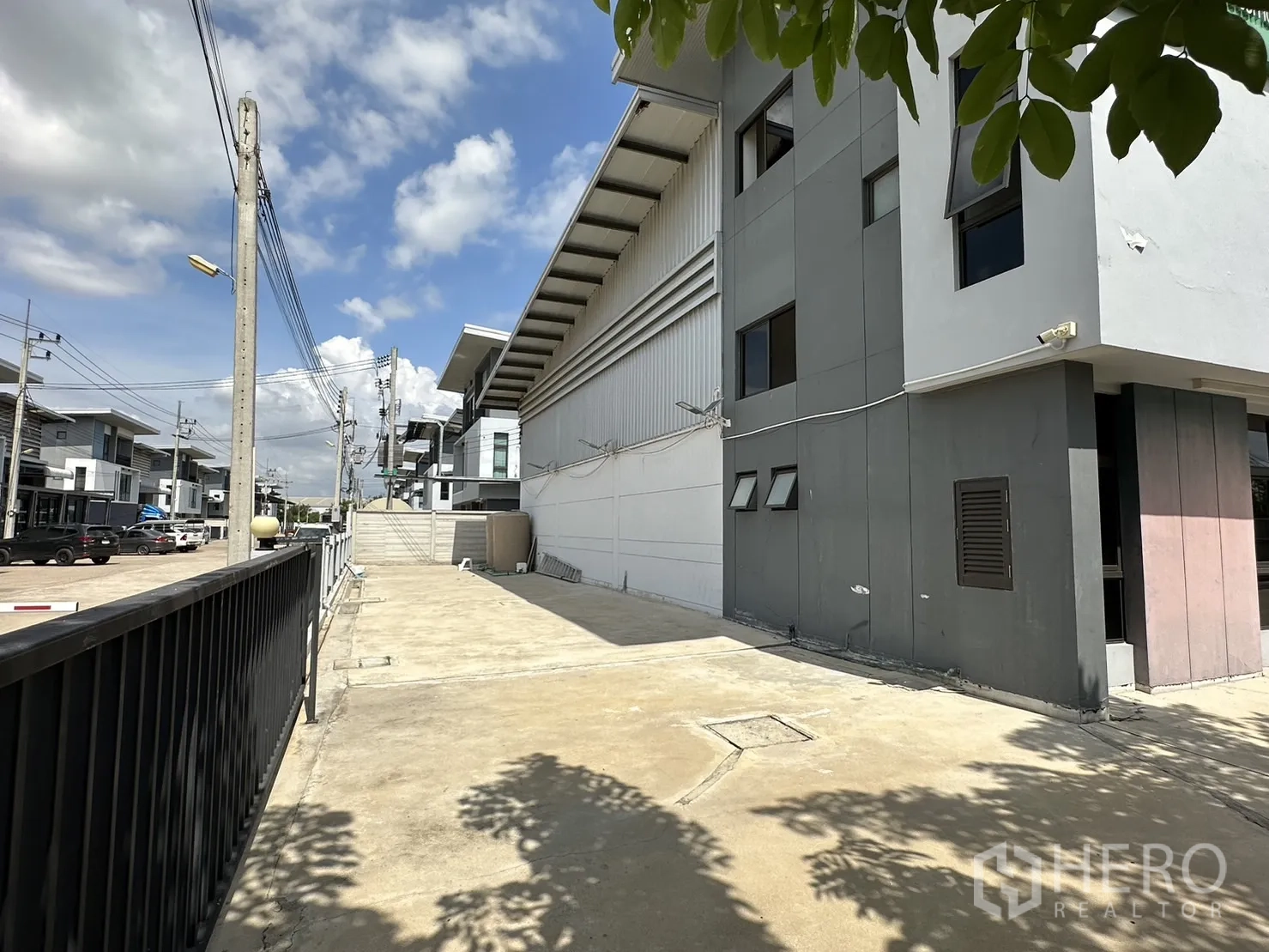 工厂 出租或出售在Pathum Thani - 厂房侧边车道，整洁工业园内邻近多栋单位。