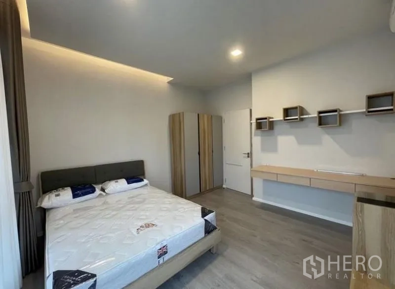 บ้าน ให้เช่าในPrawet, Bangkok - ห้องนอนที่สามสไตล์มินิมอล พร้อมชั้นติดผนังและตู้เสื้อผ้า