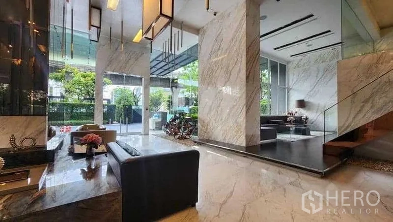 公寓 出租在Khlong Toei, Bangkok - 大理石质感大堂，设休息区与落地窗。