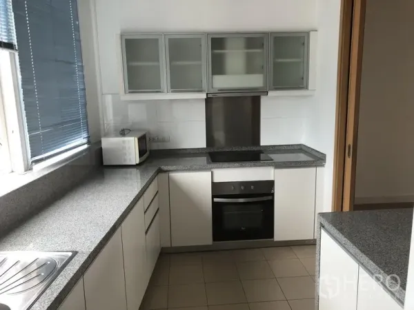 คอนโด ให้เช่าในKhlong Toei, Bangkok - ครัวปิด เคาน์เตอร์หินแกรนิตรูปตัวแอล ตู้บานกระจก และเตาอบบิลท์อิน